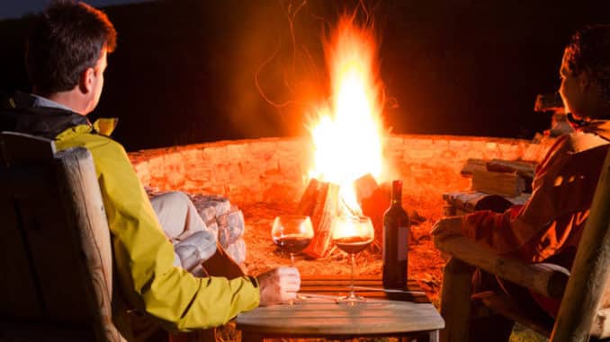 Feuerschale am Abend