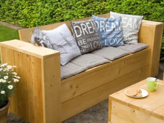 Gartenbank mit Truhe