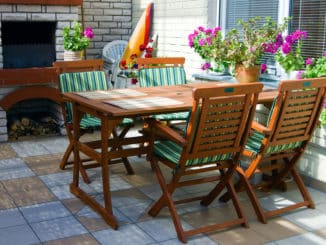 Tisch mit vier Gartenstühlen