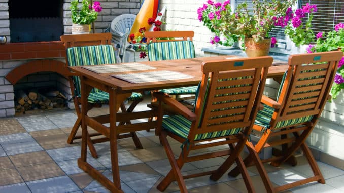 Tisch mit vier Gartenstühlen Tisch mit vier Gartenstühlen