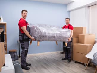 Umzugsunternehmen transportiert eine Couch
