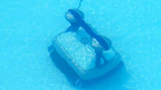 Poolroboter im Wasser Poolroboter im Wasser