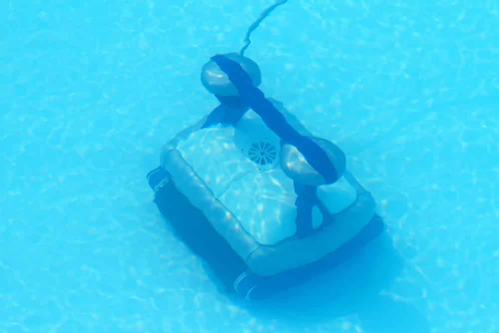 Poolroboter im Wasser