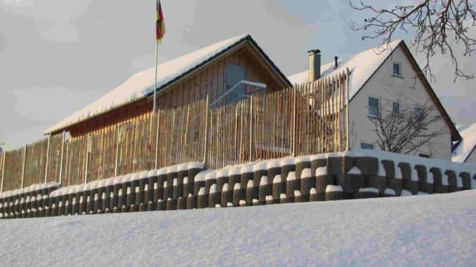 frans-rasterhekwerk-150-hoog-met-4-cm-latafstand-in-de-sneeuw-3