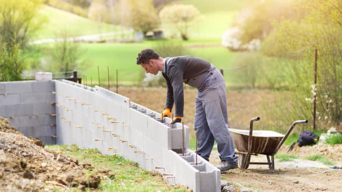 Mann baut ein Gartenhaus Mann baut ein Gartenhaus