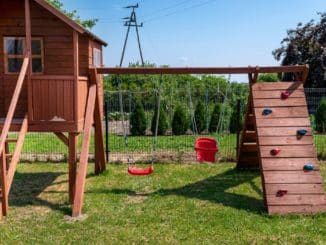 Kletterturm und Haus für den Garten