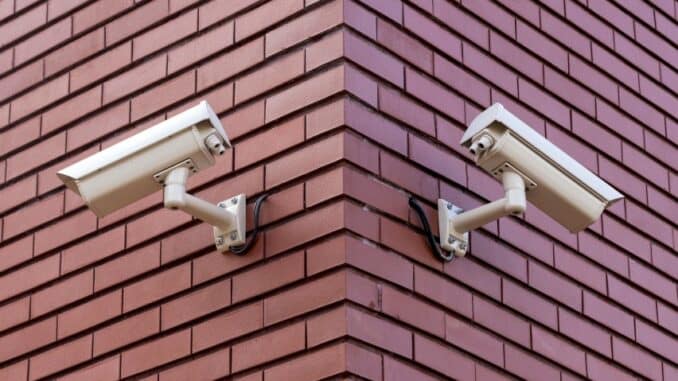 Überwachungskameras an einer Gebäudeecke