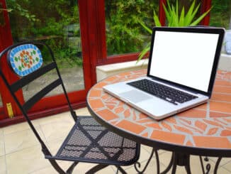 Eine Arbeitsecke im Wintergarten einrichten