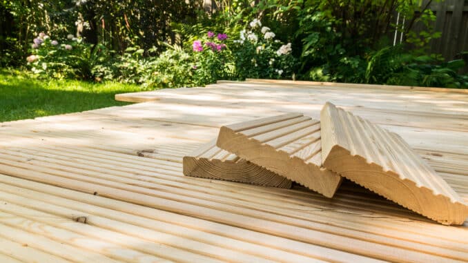 Terrassendielen - Holz oder Kunststoff?
