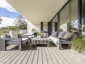 Terrasse mit Loungemöbeln