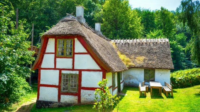 altes dänisches Haus mit Gartenmöbeln