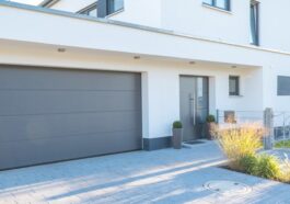 Modernes Einfamilienhaus mit breiter Garage