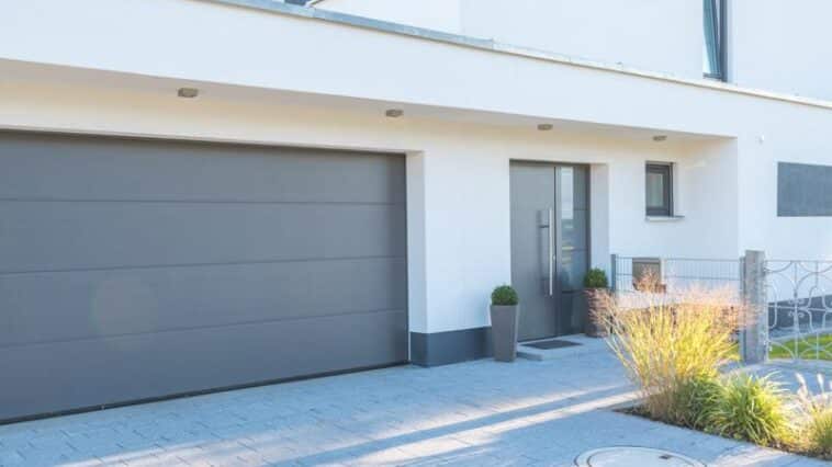 Modernes Einfamilienhaus mit breiter Garage