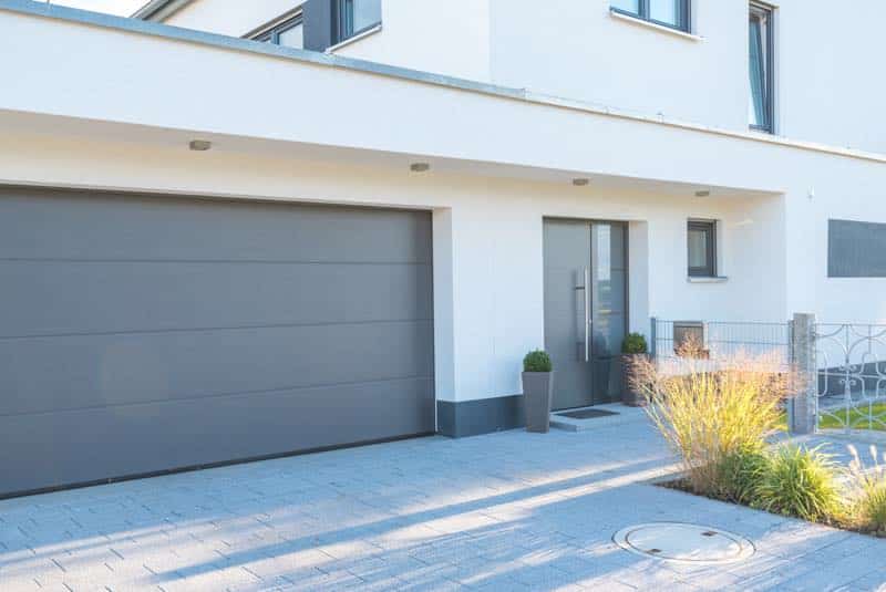 Modernes Einfamilienhaus mit breiter Garage