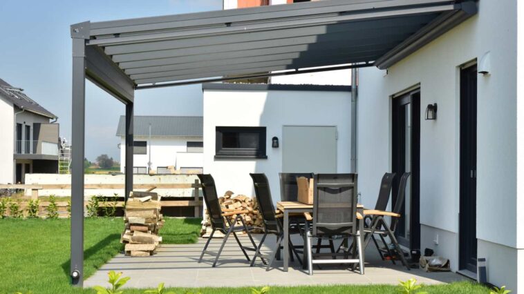 Terrasse mit Überdachung