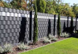 Gartenzaun mit weißem Streifen