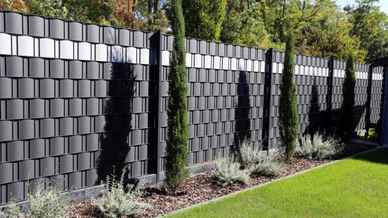 Gartenzaun mit weißem Streifen