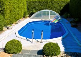 Ein hinter Hecken versteckter Pool