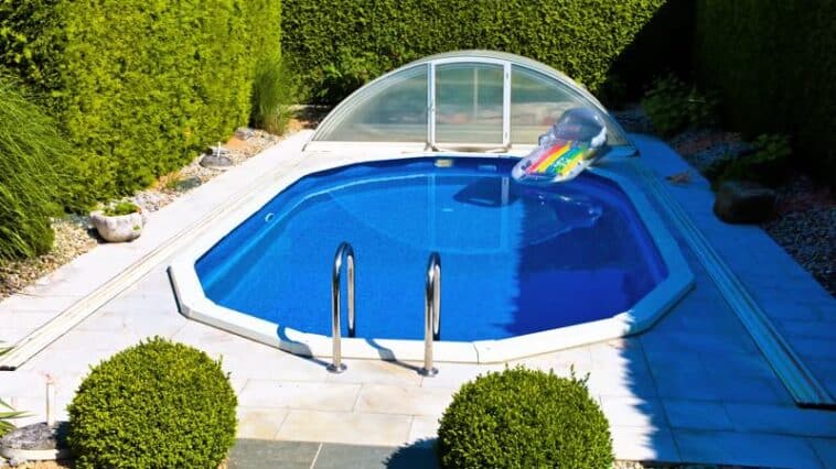 Ein hinter Hecken versteckter Pool