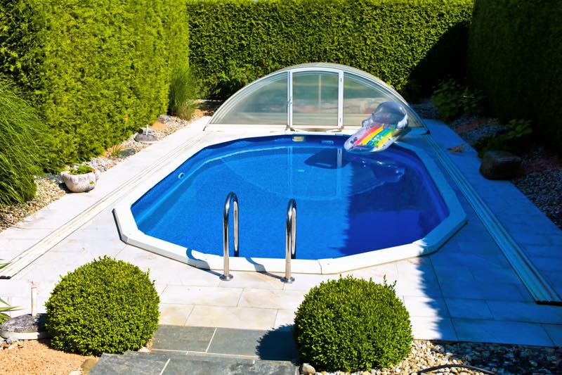 Ein hinter Hecken versteckter Pool